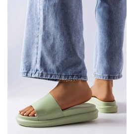 Chinelos verdes na plataforma Paquette 2