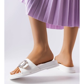 Sliders brancos decorados com strass Griegsvei 1