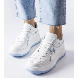 Tênis branco e azul na plataforma Lepage 1