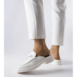 Sliders brancos com biqueira embutida da Berkshire 1