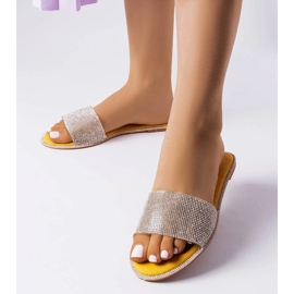 Sliders amarelos decorados com strass Guilmette 1