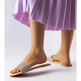 Sliders amarelos decorados com strass Guilmette 2