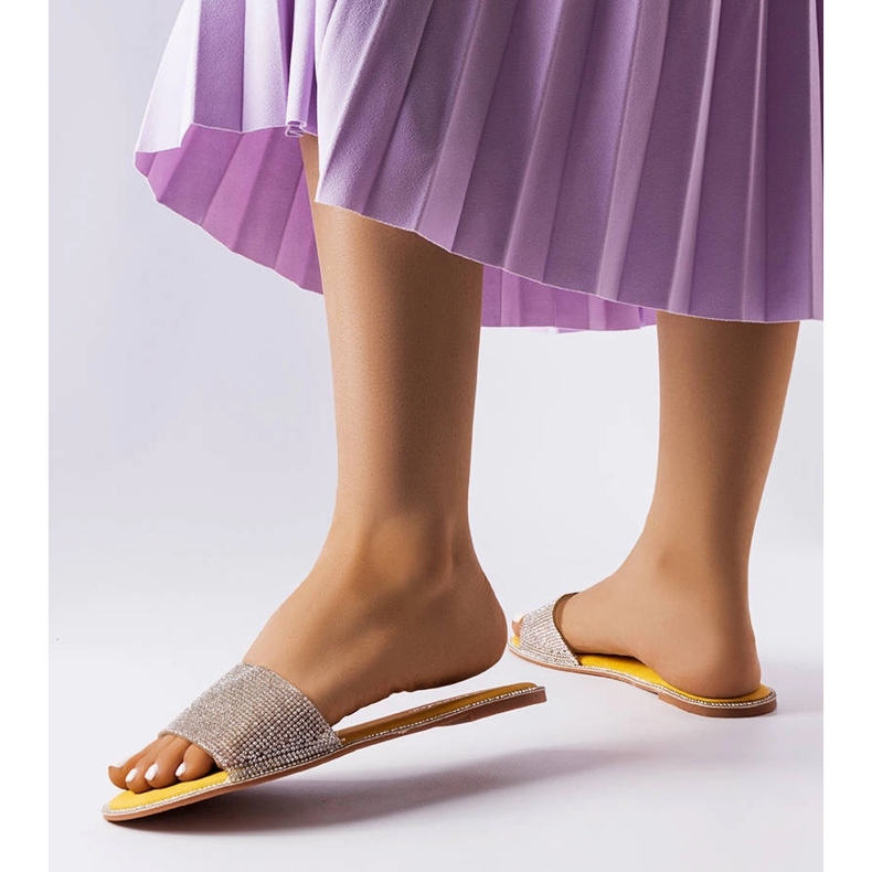 Sliders amarelos decorados com strass Guilmette 2