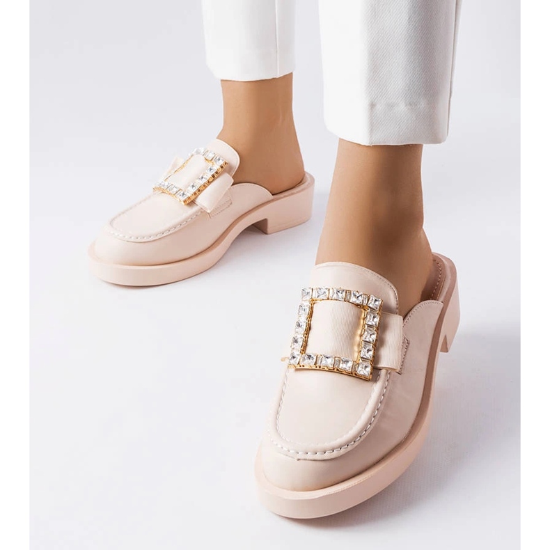 Chinelos bege com biqueira embutida da Columbus 1