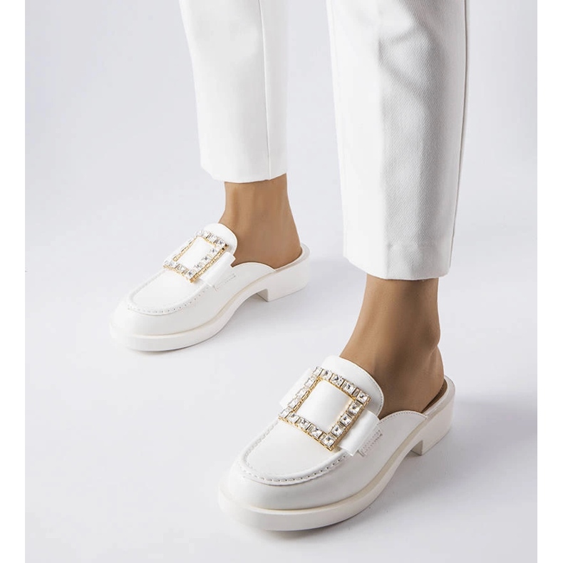 Chinelos brancos com biqueira embutida da Columbus 1