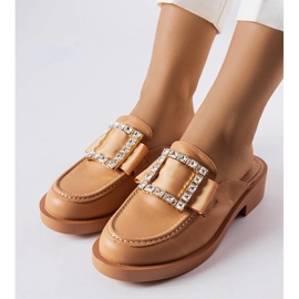 Chinelos marrons com bico embutido da Columbus castanho 1