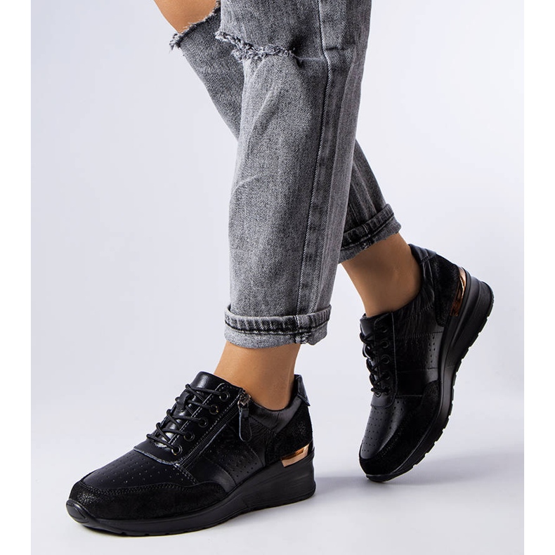 Sapato Jazzar em couro preto vazado 1