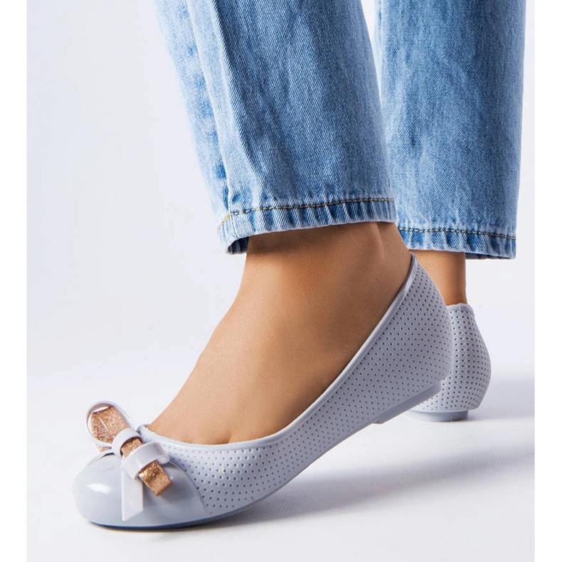 Bailarinas cinza decoradas com um laço Harlingen 1