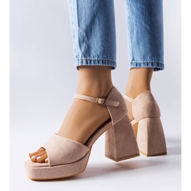 Sandálias bege com salto fashion da Vinceza 1 Sandálias bege com salto fashion da Vinceza 1