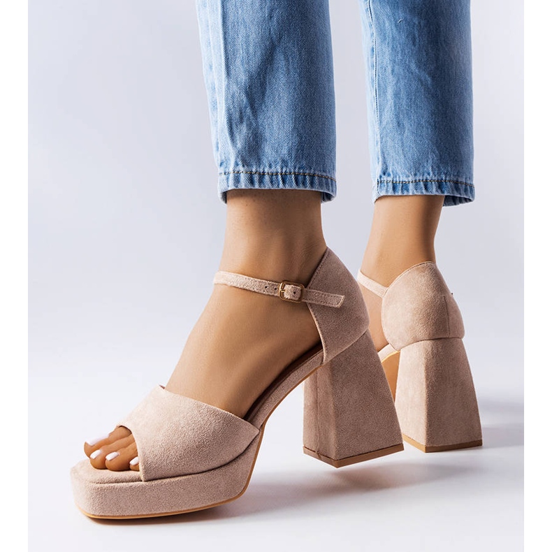 Sandálias bege com salto fashion da Vinceza 1 Sandálias bege com salto fashion da Vinceza 1