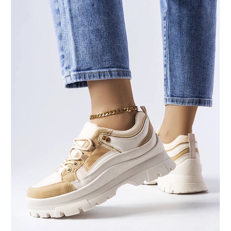 Via sapatos marrons de solado baixo com protetor bege 1 Via sapatos marrons de solado baixo com protetor bege 1