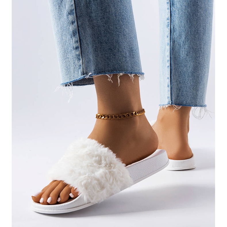 BM Chinelos brancos com pelo de Raffaele 2