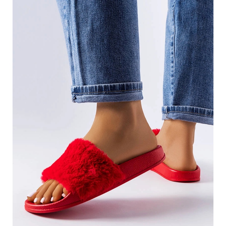 Slides vermelhos com pelo de Raffaele 1