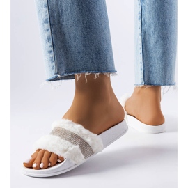 Slides de pelo branco com zircões da Carrito 1
