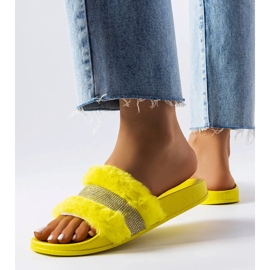 Slides de pelo amarelo com strass da Carrito 2