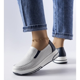 Sapato branco de couro vazado, Aiglentina 1