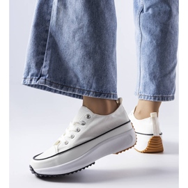 Tênis esportivo branco na plataforma McKeylor 1