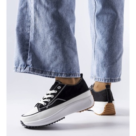 Tênis esportivo preto na plataforma McKeylor 1