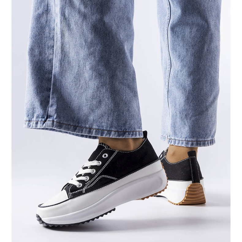 Tênis esportivo preto na plataforma McKeylor 1