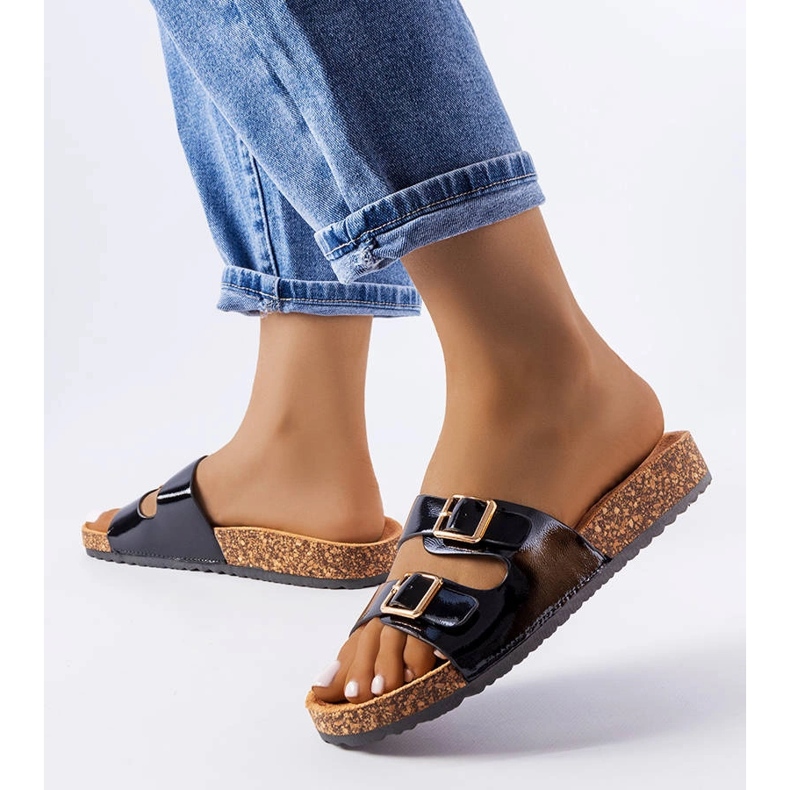 Chinelos pretos com sola de cortiça da Cincinna 2