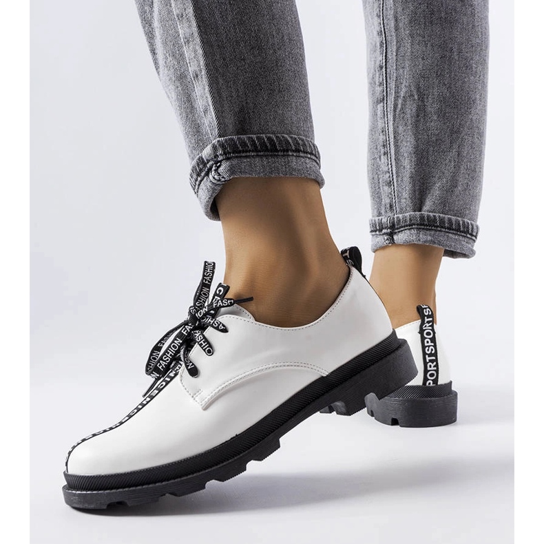 Brogues brancos com sola contrastante da Hanifan 1 Brogues brancos com sola contrastante da Hanifan 1