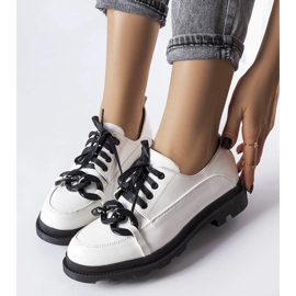 Brogues brancos com uma corrente de Allain 1 Brogues brancos com uma corrente de Allain 1