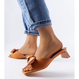 Sandália de salto marrom com laço Oak 2