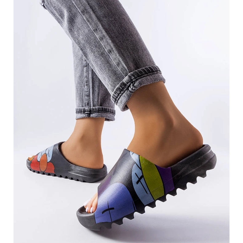 Slides pretos com piso e estampas 2