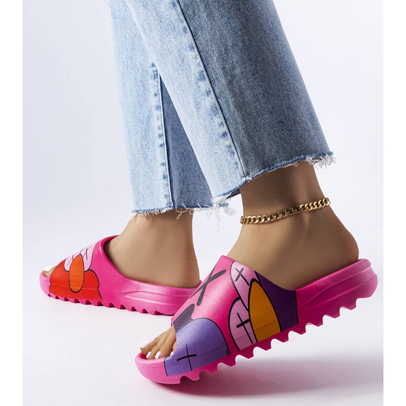 Chinelos rosa escuro com estampas 2