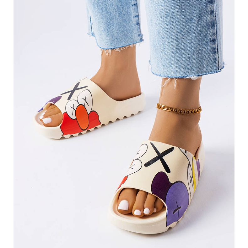 Slides bege com degrau e estampas 1