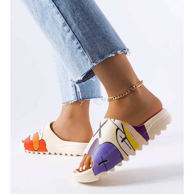 Slides bege com degrau e estampas 2