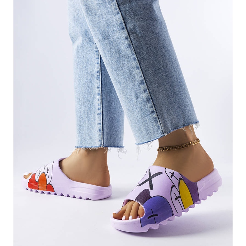 Chinelos roxos com estampas 2