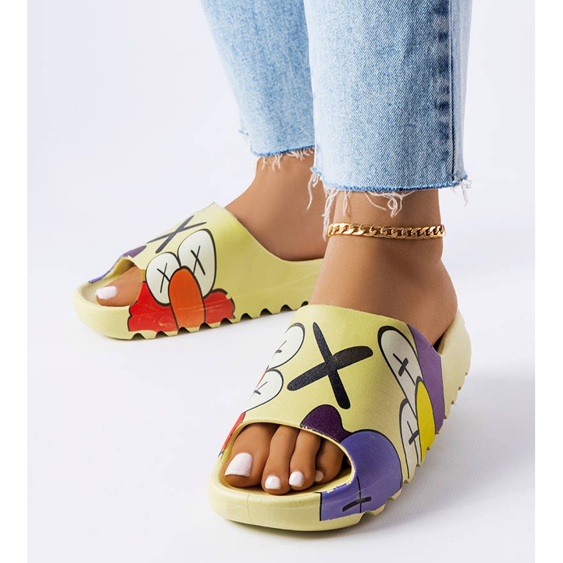 Chinelos verdes com estampas 1