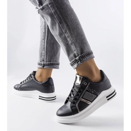 Tênis preto decorado com strass Xarles 1