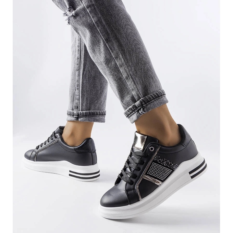 Tênis preto decorado com strass Xarles 1