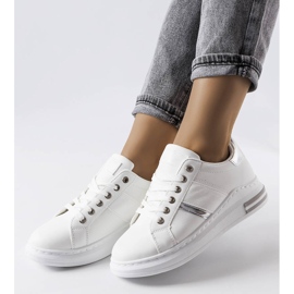 Tênis branco com detalhes da Deans 1
