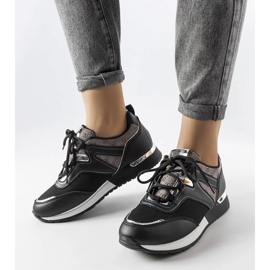 Tênis preto com detalhes dourados da Bedord 1