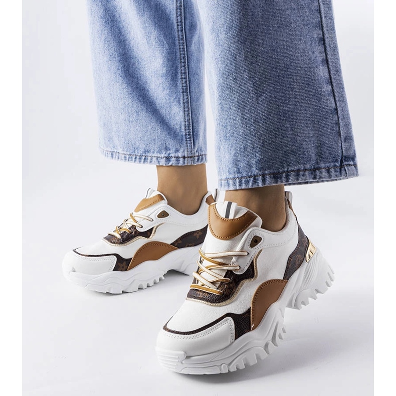 Tênis branco com solado irregular da Alta 1