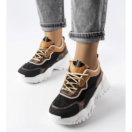 Tênis preto com solado irregular da Alta 1 Tênis preto com solado irregular da Alta 1