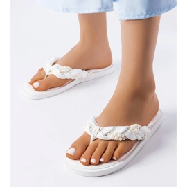 Chinelos brancos decorados com pérolas Conifer 1 Chinelos brancos decorados com pérolas Conifer 1