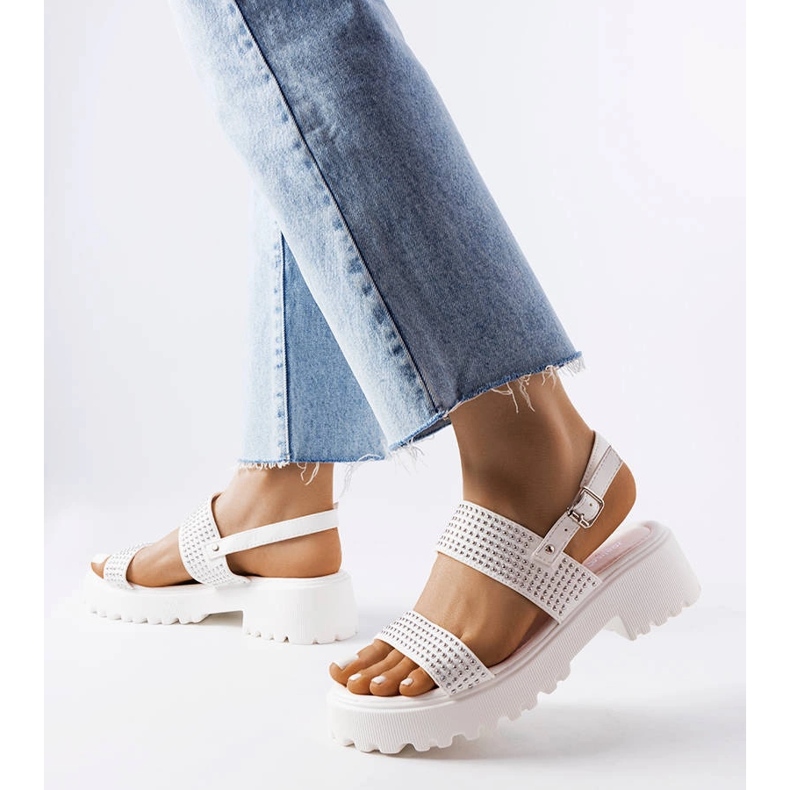 Sandálias brancas decoradas com jatos Biloxi branco 1 Sandálias brancas decoradas com jatos Biloxi branco 1