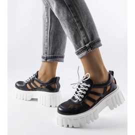 Brogues pretos com uma enorme sola Emaline 2