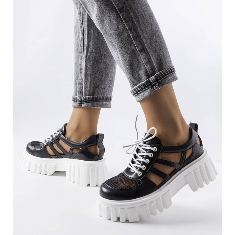 Brogues pretos com uma enorme sola Emaline 2