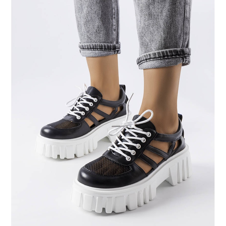 Brogues pretos com uma enorme sola Emaline 1