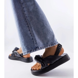 Sandália de salto preto Clarice. 2