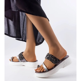 Chinelos cinza com decoração de bijuterias da Cotilde prata 1