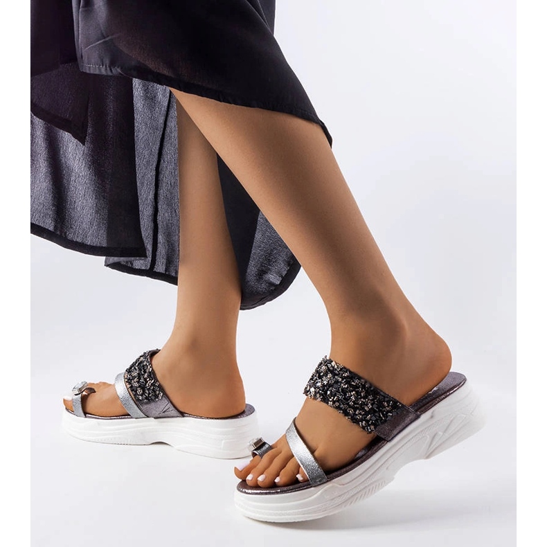 Chinelos cinza com decoração de bijuterias da Cotilde prata 1