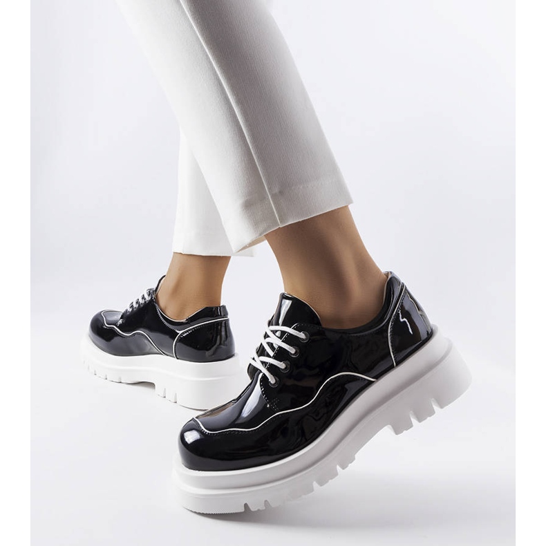 Brogues pretos em uma enorme sola Cheshire 1