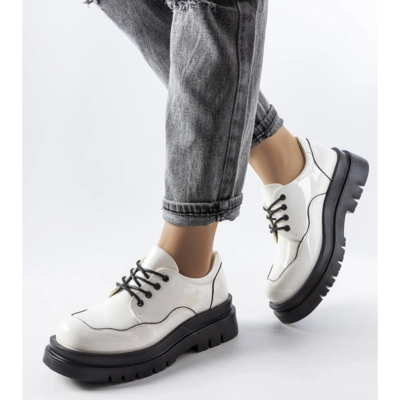 Brogues brancos em uma enorme sola Cheshire 1 Brogues brancos em uma enorme sola Cheshire 1