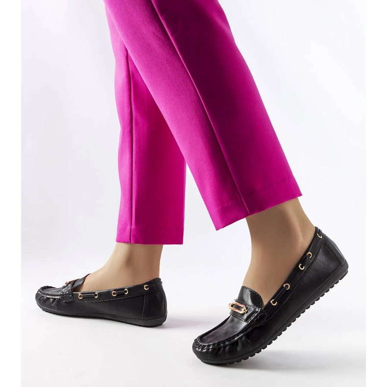 Mocassins pretos decorados com aplique de Seattle 1